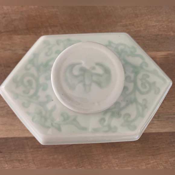 Beautiful Chinese Celadone glaze vase with lid. - Picture 5 of 8